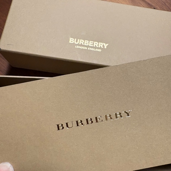 Burberry sunglasses case with exterior box - Picture 5 of 8